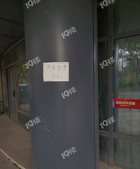 过分!嘉兴某商家把门口的公共停车位圈起来私自收费