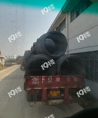 危险!这车连带着货起码80吨重!忘了无锡的前车之鉴了吗