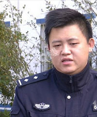 不当演员可惜了!这男的参加婚礼只盯着伴娘 还顺走了一沓现金