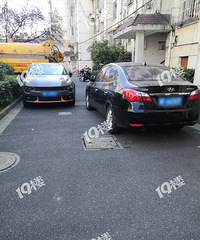 真变态!小区里惊现奇葩停车 只有够瘦的人才走的过去...