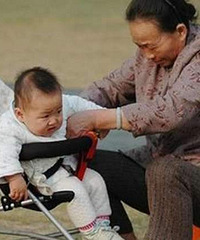 奶奶带孩子把孩子带得摔出一嘴血!连刚长出来的牙齿都磕松了