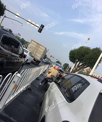 云海路这个非机动车道太乱了!右拐、直行的啥都有