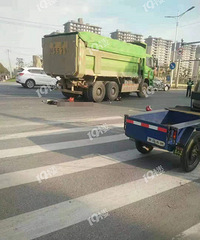突发!嘉兴一土方车碾压电瓶车 人已在轮胎下消失 头盔滚落一旁