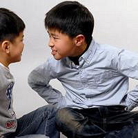 ����СѧŮ���ͱ�ͬѧ�۸��� ������ʦҲû�ð�