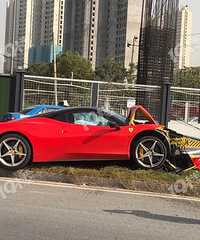 �ң�����һ��������С��������һײ ά�޷Ѹߴ�100��