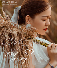 在秋天拍婚纱是一个明智的决定 一切都很完美