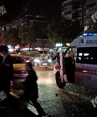 昨晚嘉兴某小区门口煤气罐爆了!现场一片狼藉 满地碎玻璃!