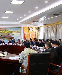 �ذ������˰�����У������ѧ����ӭ������