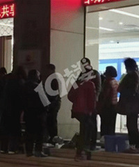 ׬Ǯ��������� ���尢��ͨ���Ŷӵ��������ſ�