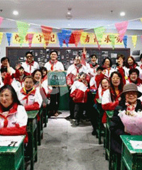 ���Ϻ�Сѧͬѧ�ۻ�����