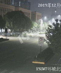 ���ң�����һ���˱�ײ�ɣ�������������ѹ