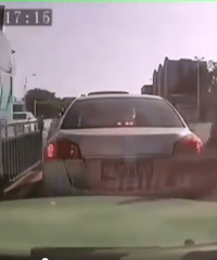 ��Ƶ��ŭײ���ÿ��ż����ĳ���˭���Σ�