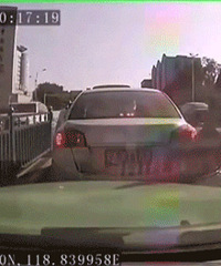 ǰ�����������ż��� �󷽳���ֱ��ŭײ