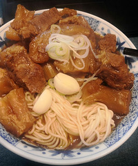 周六在家 一定要煮一份巨巨巨巨大份的红烧牛肉面