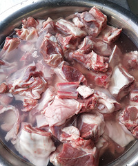 乡下的年味十足 生起大锅煮肉啦