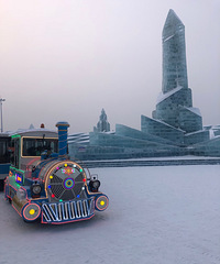 哈尔滨的冬天真心不冷 满足了滑雪和看冰雕的憧憬