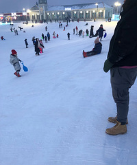 哈尔滨的冬天真心不冷 满足了滑雪和看冰雕的憧憬