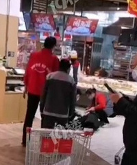 �����ڳ����ε����ŵô�Ҷ�ɢ���ˡ�