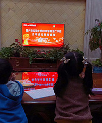 ��ѧ����С����վ�ڵ��ӻ�ǰ�μӿ�ѧ����