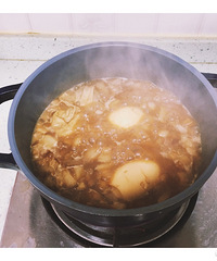 因为宝宝不爱吃肉,所以只能把肉切成肉丁烧成卤肉饭锅里