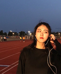 真的很久没有化妆出门拍照了 翻下手机 还是学校的时候照片最多
