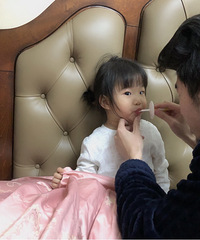没上幼儿园也要学习 认认真真的和爸爸画画打卡