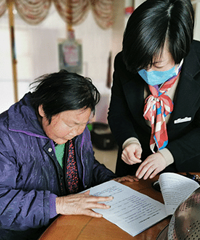 工行海宁斜桥支行上门为高龄老人提供金融服务
