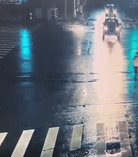 ����Ů�ӹ���·���ֻ� ��ײ��Ҫ��Ǯ��