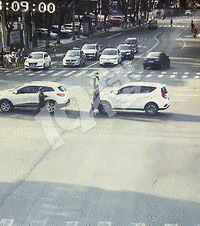 ����·�������˻ӵ�׷���˺ͳ�����