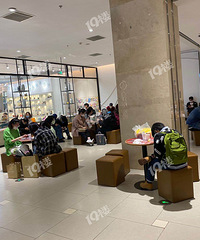 �����̿��ˣ��Ŷӵ��˻��Ǻܶ࣬4��������Ҫ��������