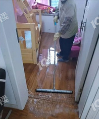 精装房连淹三次!每个房间都有臭水,地板都被浸泡变形…