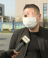 突然猛踩油门!平湖这个司机太乱来了!监控拍下违法一幕……