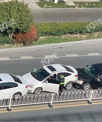 昌盛南路这边三车追尾“亲吻”车屁股!又是在玩手机?!