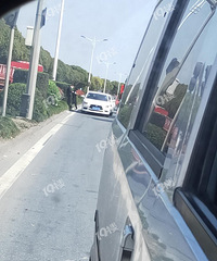 嘉兴今早突发一起追尾事故,车头都扁了!不知道司机人怎样了…