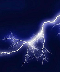 打雷了!!!今晚雷电黄色+暴雨蓝色双预警!有点害怕…