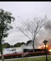 突发!海盐润家广场附近车子着火 传出爆燃声!