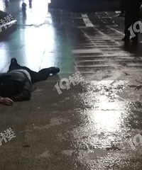 嘉兴一男子醉酒如泥深夜趴在路上一动不动…