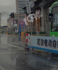 开车出门恰巧看到公交车闯红灯!这也太不安全了吧?!