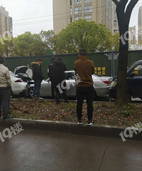 突发!秀园路4车连撞!直接堵到中山路!司机在想啥呢?