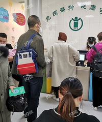 三水湾中心医院接种人员这样聚集真的好吗?看着心慌慌…