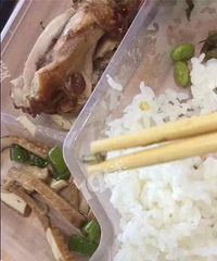 崩溃!在这家小吃店订餐快一年了 今天吃出木头和虫子!