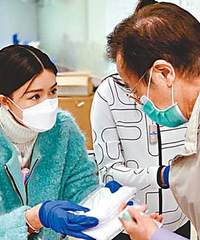 我们厂现在体温不量了口罩也不发了 这样真的没事吗?
