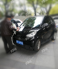 嘉兴88岁老人开smart 追尾白色轿车