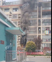 突发!名都绿洲着火了 现场视频流出 黑烟滚滚还有明火