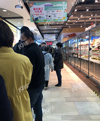 天哪!欧尚购买购物卡排长队 排队看人头