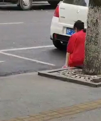 ���·���и�Ů������·�ߺȾơ�