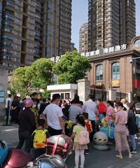 �׶�԰�а���ѧ��һ�� �����Ƕ����Ŷӽ�԰