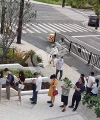 ���ĳ¥�̿�ʼ�ϳ� �������¥���ſ��ŵ���...