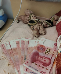 嫁了个好老公 一觉醒来 床头摆着一刀毛爷爷 开心!