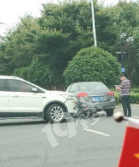 ����У���ſڳ�����ײ���е����صġ�